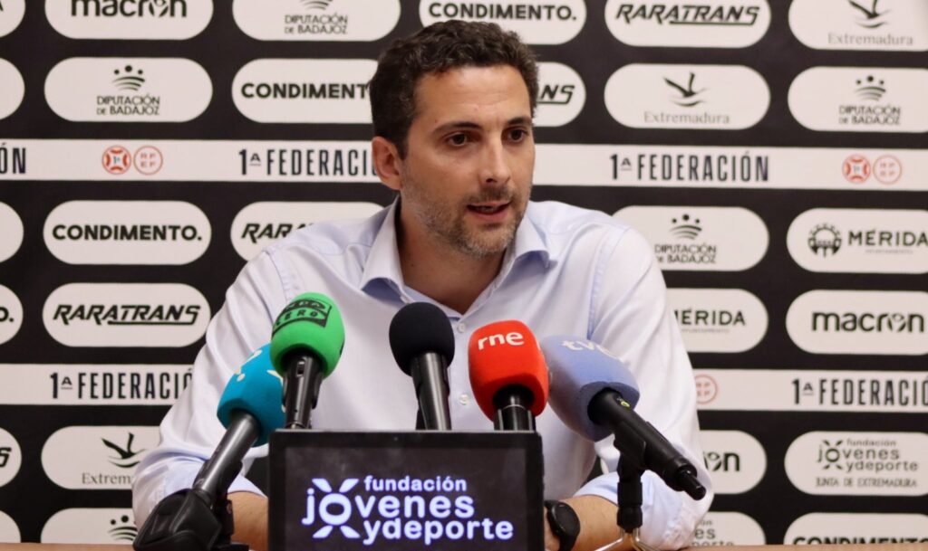 Alejandro Pérez, durante la rueda de prensa sobre la situación financiera del club/ Foto: Mérida AD